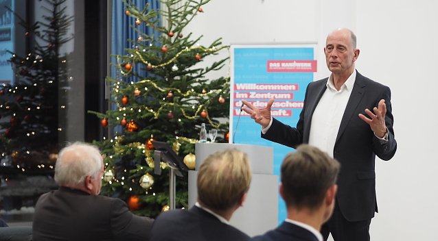 Bild: Th&uuml;ringens Wirtschaftsminister Wolfgang Tiefensee war Gast beim Regionalforum Energiekrise" der IHK Erfurt und HWK Erfurt und stand den Unternehmerinnen und Unternehmern Rede und Antwort.