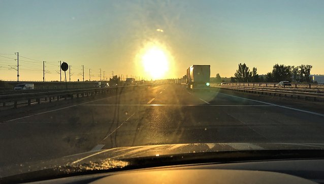 Bild: Bei tief stehender Sonne kann die Sicht auf die Stra&szlig;e stark eingeschr&auml;nkt sein