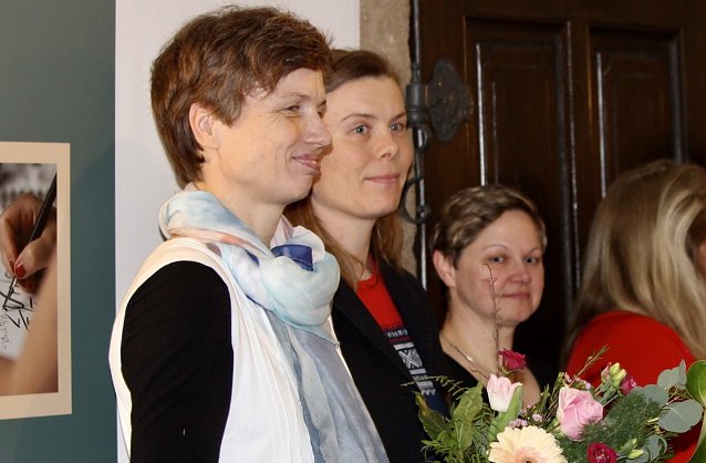 Bild: Annekatrin Wei&szlig;e (links) sorgte f&uuml;r eine inspirierende und ansehenswerte Ausstellung in den G&auml;ngen des Bad Langensalzaer Rathauses  