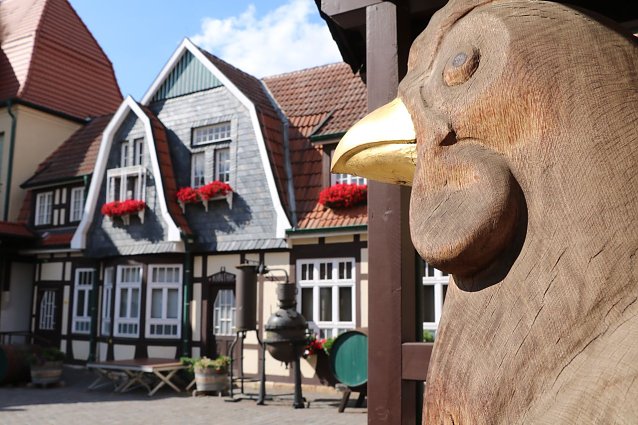 Bild: Das Kornhuhn Henriette begleitet den Ostermarkt im historischen Innenhof der Brennerei. 