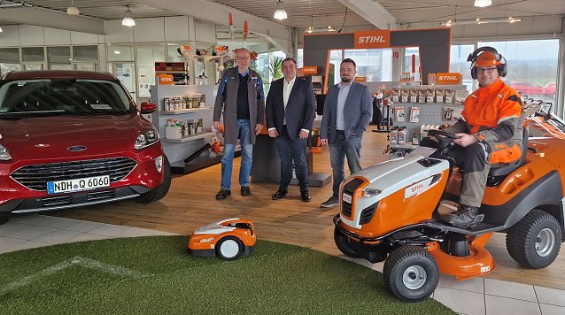 Bild: v.l.: Serviceberater Frank Wagner, die beiden Filialleiter Yves Fleckstein und Enrico Braun sowie KFZ-Mechatroniker Oliver Kleemann.