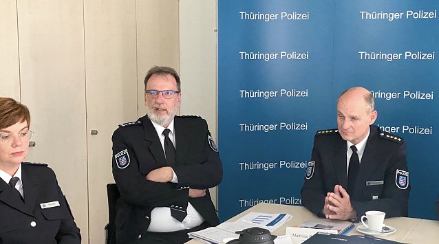 Bild: Pressesprecherin der LPI Fr&auml;nze T&ouml;pfer, Sachgebietsleiter Verkehr, Carsten Tobien, und Beh&ouml;rdenleiter Matthias Bollenbach bei der Pr&auml;sentation der Unfallstatistik