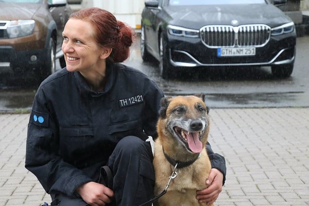 Bild: Polizeihauptkommissarin Katja Aumann und Schutzh&uuml;ndin a. D. "Pepsi"