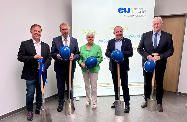 Bild: Feierlicher symbolischer Spatenstich: Ren&eacute; Sieber, B&uuml;rgermeister von Ecklingerode, der Eichsfelder Landrat Dr. Werner Henning, seine ehemalige Stellvertreterin Martina Gatzemeier, Ulrich Gabel, Gesch&auml;ftsf&uuml;hrer der Eichsfeldwerke und Benno Bause, Prokurist der Eichsfeldwerke (v.l.n.r.) lie&szlig;en es sich trotz des Regens nicht nehmen den ersten symbolischen Spatenstich vorzunehmen.