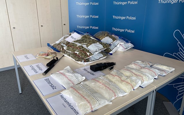 Bild: Marihuana, Crystal, ein St&ouml;rsender, ein Teleskopschlagstock und fast 29.000 Euro wurden beim Inhaftierten gefunden