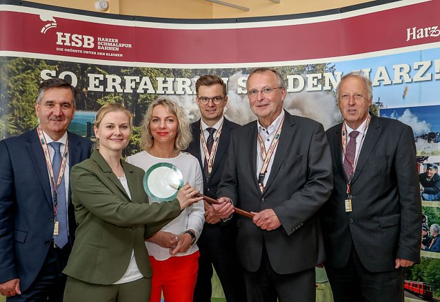 Bild: Jubil&auml;um und Wechsel an der Unternehmensspitze v.l.: Thomas Balcerowski Aufsichtsratsvorsitzender und Landrat des Landkreises Harz; die neue Gesch&auml;ftsf&uuml;hrerin Katrin M&uuml;ller; Ministerin Susanna Karawanskij; Staatssekret&auml;r Sven Haller; der scheidende Chef Matthias Wagener und der Ehrenvorsitzende Dr. Michael Ermrich 