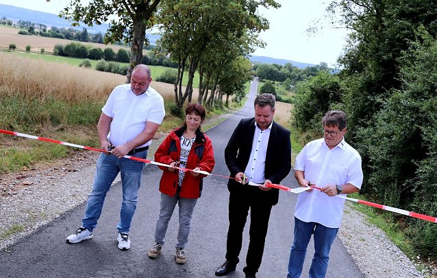 Bild: B&auml;ndchenschnitt: Bauamtsleiter Benjamin Richter, Susann Peuckert (TLLLR), B&uuml;rgermeister Christian Zwingmann und Ortsb&uuml;rgermeister Andreas F&ouml;rster (von links) &uuml;bergaben den neuen Weg.