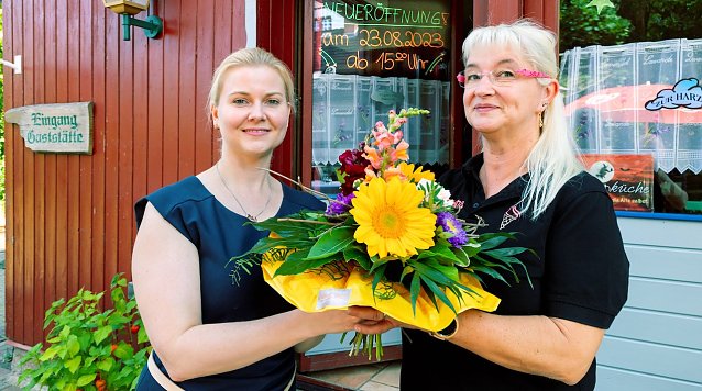 Bild: Freude &uuml;ber die Wiederer&ouml;ffnung in Harzgerode: HSB- Gesch&auml;ftsf&uuml;hrerin Katrin M&uuml;ller (links) begr&uuml;&szlig;te am heutigen Vormittag offiziell Silvana Parsche als neue P&auml;chterin des Empfangsgeb&auml;udes der Harzer Schmalspurbahnen