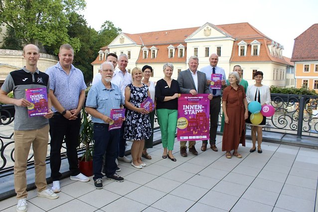 Bild: Die Akteure der Aktion Heimat Shoppen auf dem Balkon des Sondersh&auml;user Rathauses