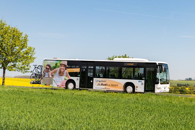 Bild: Mit dem RadBus geht es f&uuml;r die Tour-Teilnehmer entlang einer alten Bahnstrecke vom S&uuml;deichsfeld bis ins Werratal