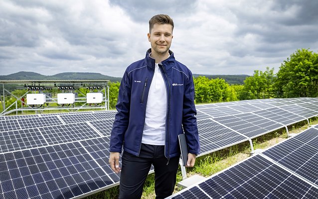 Bild: Ingenieur Maximilian Henkel beantwortet beim 2. Umwelttag in Gernrode Fragen zum Thema Photovoltaik