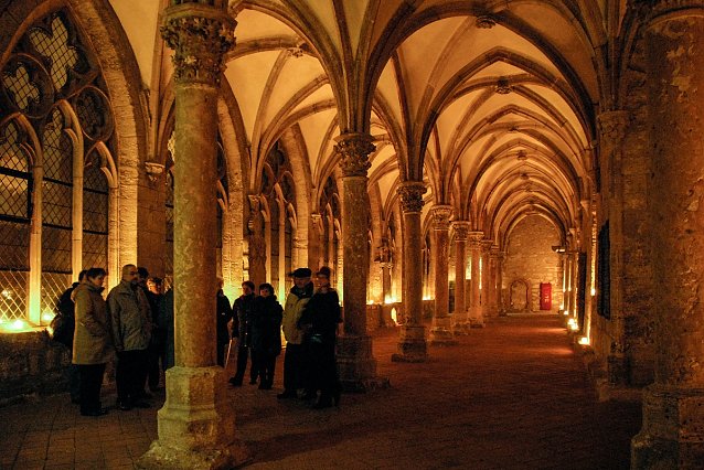 Bild: Kloster im Kerzenschein