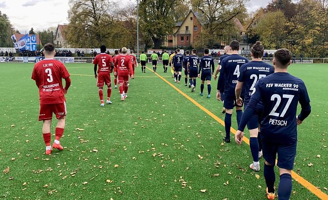 Bild: Einmarsch der Kontrahenten im Stadion Gesundbrunnen