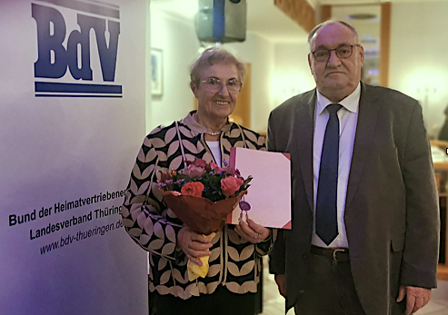 Bild: Ganz besonders gedankt wurde an diesem Abend Erika Hesse aus dem Kreisverband Nordhausen. Mit einer Urkunde und einem Blumenstrau&szlig; sprach ihr Landesvorsitzender Egon Primas Dank und Anerkennung f&uuml;r mehr als 30 Jahre ehrenamtliche Arbeit im Verband aus