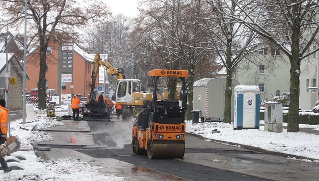 Bild: Asphaltierungsarbeiten in der Dingelst&auml;dter Stra&szlig;e in Heilbad Heiligenstadt (Foto: