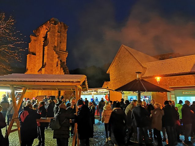 Bild: Walkenrieder Weihnachtsmarkt vor dem Kloster