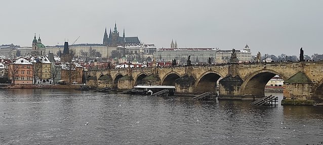 Bild: Karlsbr&uuml;cke in Prag am 2.Advent