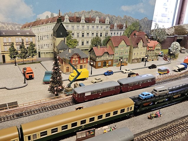 Bild: Am 3. Advent ist wieder Modellbahnausstellung im Modellbahnclub Nordhausen. Selbst auf der H0 Anlage wird schon der Weihnachtsbaum geschm&uuml;ckt
