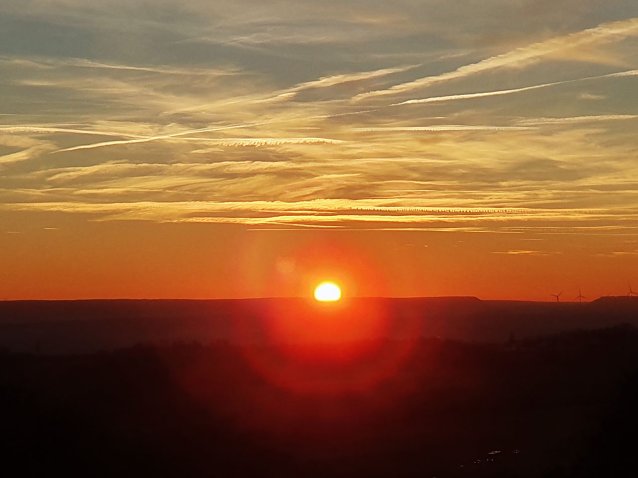 Bild: Fantastischer Sonnenuntergang. Aufgenommen auf einer Anh&ouml;he um Buchholz