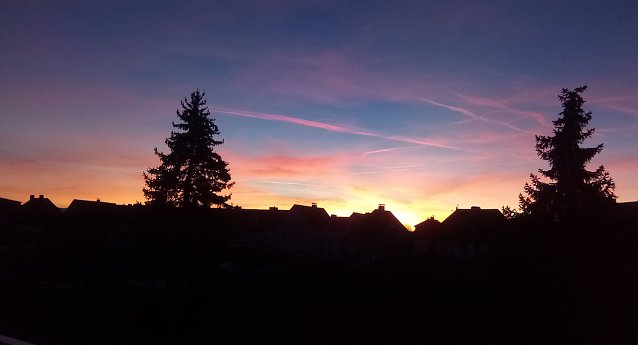 Bild: Sonnenuntergang mit Flugzeug-Kondensstreifen &uuml;ber Nordhausen