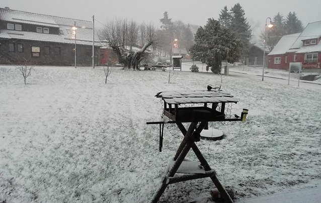 Bild: Sophienhof im Harz hofft auf wei&szlig;e Weihnachten. Heute waren es am Morgen 0 Grad bei Wind und Schneefall. 