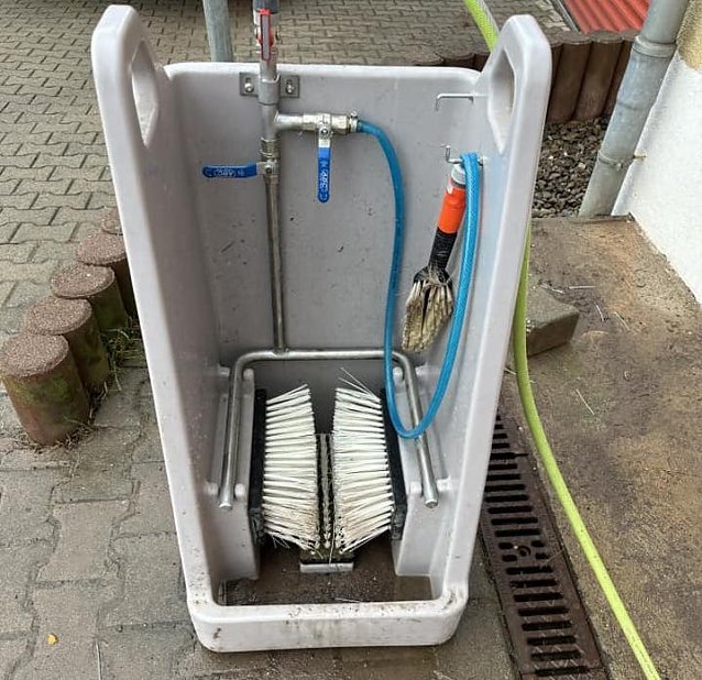 Bild: Die Stiefelwaschanlage der freiwilligen Feuerwehr in Berga macht aus "Dreckbotten" schnell wieder blitzende Gummistiefel