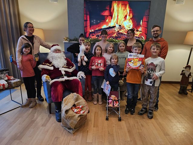 Bild: Die Kinder freuen sich &uuml;ber die Geschenke aus der Wunschbaumaktion