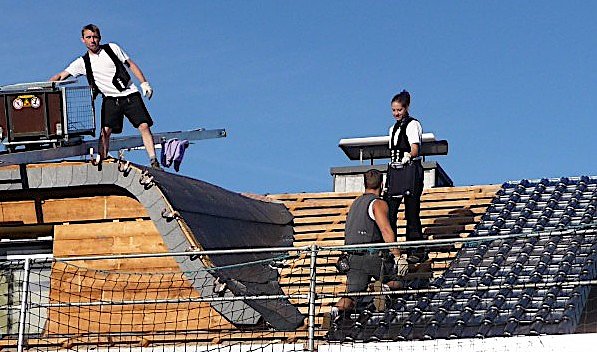 Bild: Arbeiten unter freiem Himmel bei jedem Wetter: Dachdecker und Dachdeckerinnen 