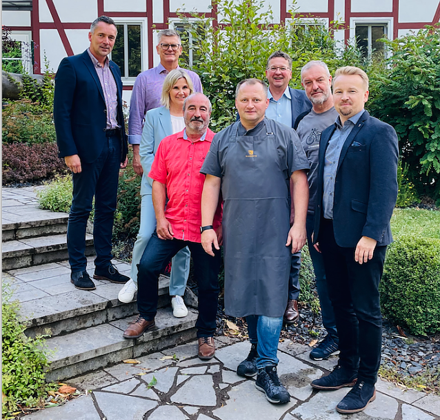 Bild:  Der NUV-Vorstand begr&uuml;&szlig;t im Sommer 2023 die Kalkh&uuml;tte als 200. Mitglied, v.l.: Niels Neu, Andr&eacute; Materlik, Ricarda Adam, Dr. Dirk Vetter, Sebastian Langer, Thomas Seeber, Uwe Lier, Marcel K&uuml;bler