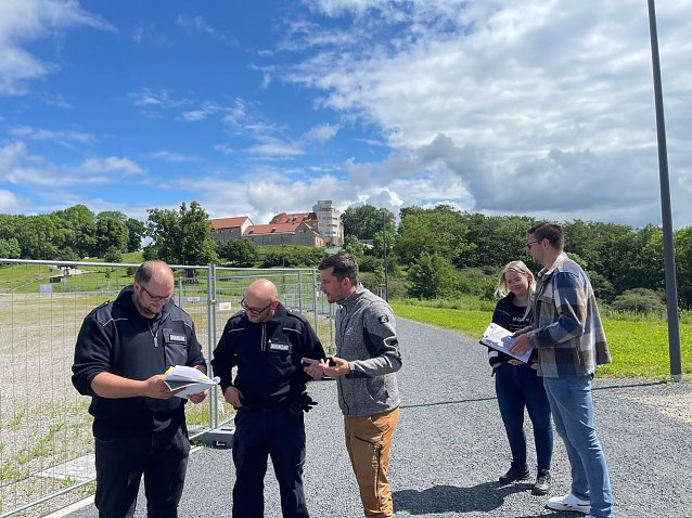 Bild: Begehung des Konzertgel&auml;ndes in Vorbereitung der Open-Air-Saison) von links nach rechts: Ordnungsamtsleiter Jan Riese, Alexander K&ouml;hler, Tim Krchov (Sachgebietsleiter Kultur, alle anderen Mitarbeiter Ordnungsamt), Michelle Enge und Niklas Dietrich