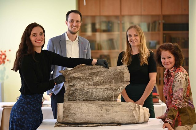 Bild: Die Provenienzforschung am Thora-Fragment, v.l.n.r. Katharina Taxis (wissenschaftliche Mitarbeiterin der Koordinierungsstelle Provenienzforschung), Dr. Gideon Haut (Direktor der st&auml;dtischen Museen Heilbad Heiligenstadt), Sabine Breer (Koordinatorin der Koordinierungsstelle Provenienzforschung) und Dr. Mai Lin Tjoa-Bonatz (Provenienzforscherin f&uuml;r den Museumsverband)