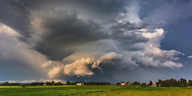 Bild: Morgen ziehen Unwetter auf. &Ouml;rtlich drohen schwere Sturmb&ouml;en, gro&szlig;er Hagel und Starkregen. Auch die Bildung von Superzellen ist m&ouml;glich. Quelle: Shutterstock