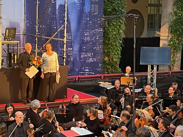 Bild: &Uuml;bergabe der Ehrennadel des Landesmusikrates Th&uuml;ringen an Dr. Eckhard Birckner
