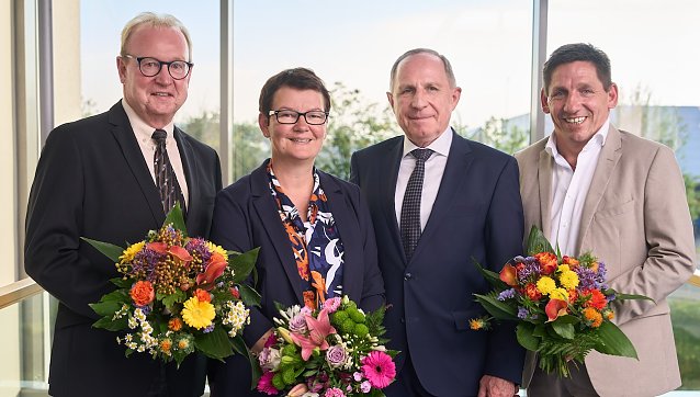 Bild: EW-Gesch&auml;ftsf&uuml;hrer Ulrich Gabel (2.v.r.) gratuliert dem neuen Verbandsvorsitzenden Adrian Grie&szlig; (links) und dem stellvertretenden Vorsitzenden Andreas Henning (rechts) zur Wahl und verabschiedet die bisherige Verbandsvorsitzende und designierte Landr&auml;tin Dr. Marion Frant