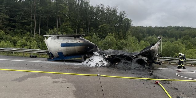 Bild: Brand eines Silowagens auf der Autobahn 4