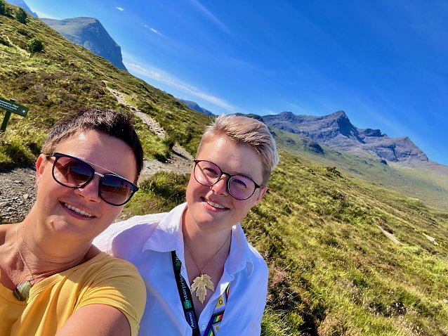 Bild: Frau Koch mit ihrer Tochter w&auml;hrend einer auf der Isle of Skye in Schottland (2)
