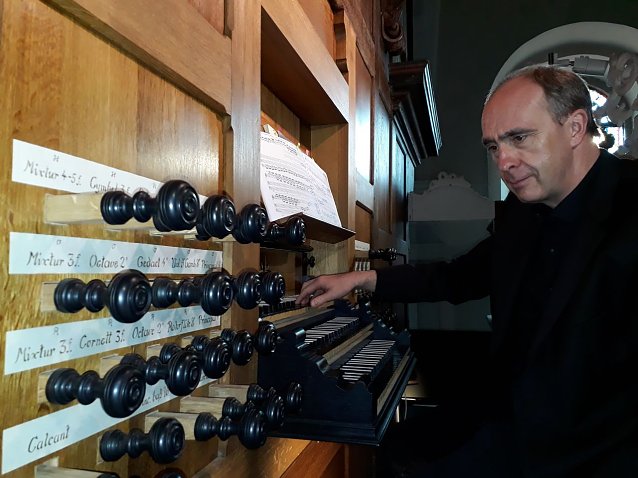Bild: Prof. Friedhelm Flamme an der Oehninger Orgel in St. Antonius Worbis