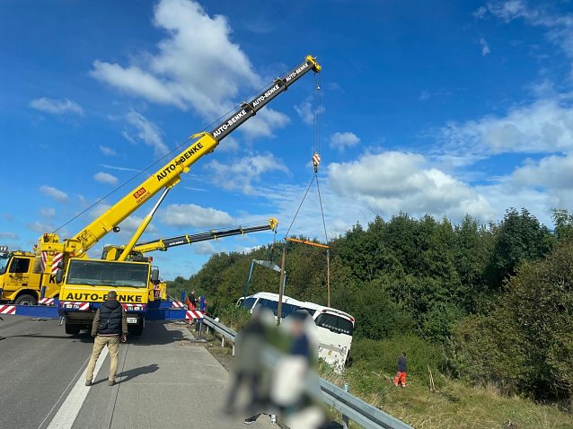 Bild: Verungl&uuml;ckter Bus an der A38