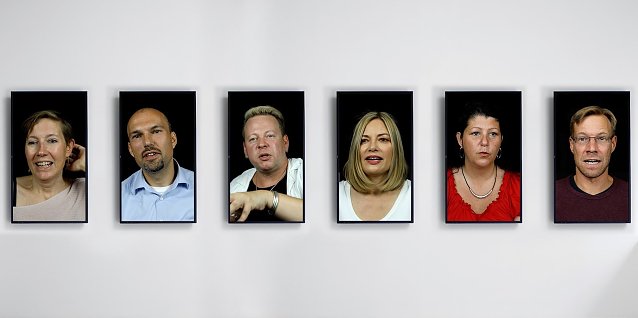 Bild: Die Ausstellung l&auml;sst Menschen aus Ost und West auf mehreren Bildschirmen miteinander ins Gespr&auml;ch kommen. 