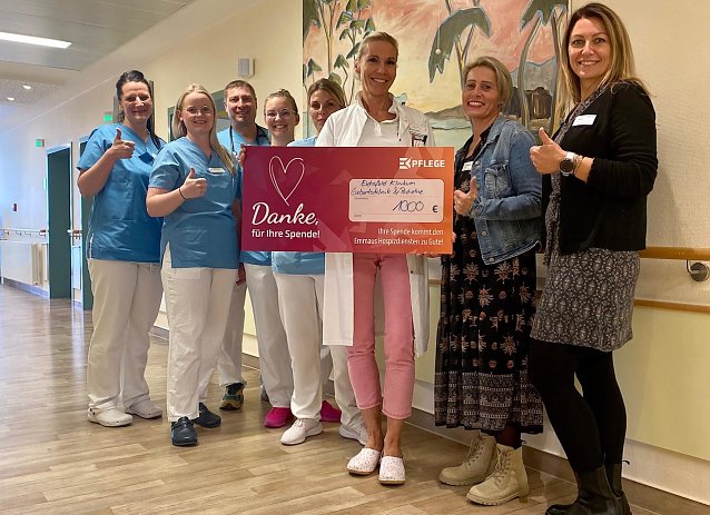 Bild: Team der Geburtsklinik, Oliver M&ouml;ller, Gudrun K&ouml;nig und von den Emmaus Hospizdiensten Nadine Schwerdt und Christina Hoch