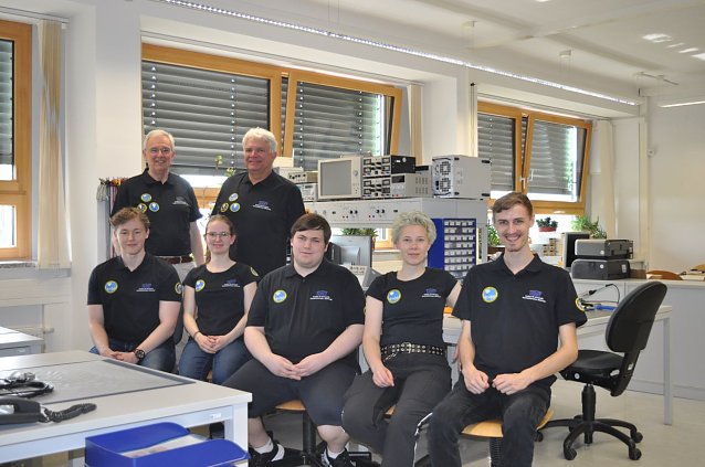 Bild: Das Team BEXUS-ARESONUS der Hochschule Nordhausen vor seinem Experiment am Stratosph&auml;renballon BX 35 im Esrange Space Center in Nordschweden � eine au&szlig;ergew&ouml;hnliche Erfahrung, die fachliches und pers&ouml;nliches Wachstum f&ouml;rderte
