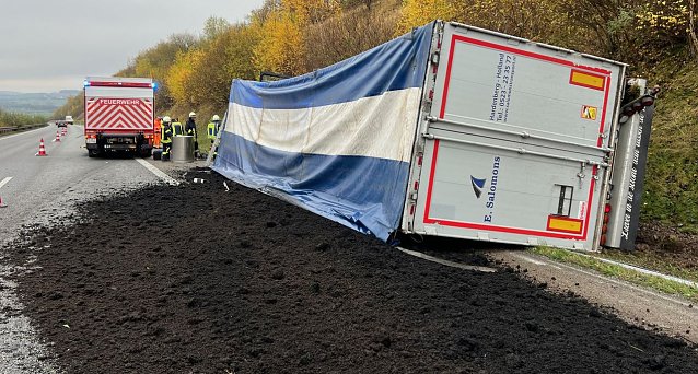 Bild: Verungl&uuml;ckter Lkw auf der A38
