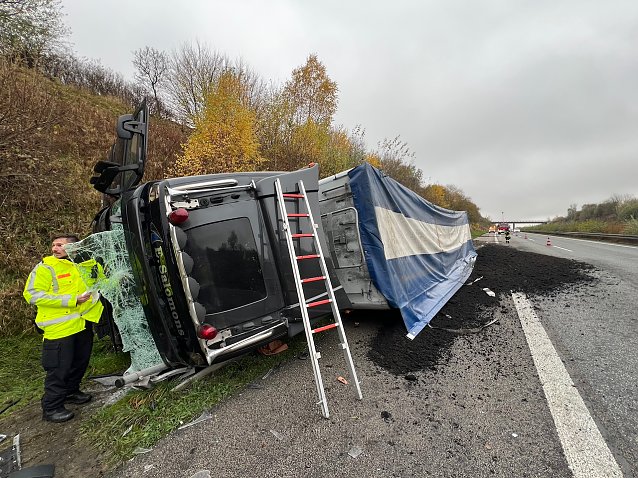 Bild: Umgekippter Sattelzug