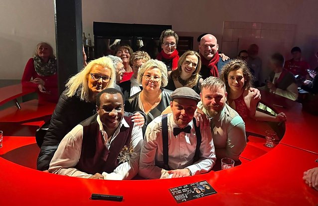 Bild: Foto mit dem Ensemble des Tenortrios Fellas und G&auml;sten der Weihnachtskonzertes im Stocksen in Sondershausen