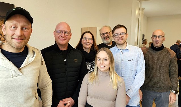 Bild: v.l.: Manuel Wegerich, Michael Gro&szlig;, Stefanie Schmerbauch, Christina Mann, Marc Pokoj, Christoph J&uuml;nemann und Micha Hofmann - der Dingelst&auml;dter Hauptamtsleiter, Mitarbeitende der Einrichtung sowie Vorstandsmitglieder des Diakonischen Werkes Eichsfeld-M&uuml;hlhausen e.V.  freuen sich mit der Gesch&auml;ftsf&uuml;hrerin Stefanie Schmerbauch &uuml;ber die Er&ouml;ffnung.
