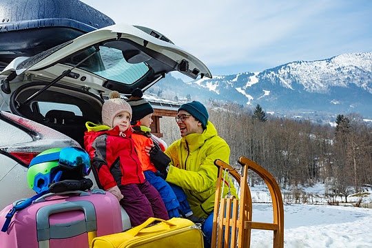Bild: Vollgepackt in den Winterurlaub: Sicher reisen mit der ganzen Familie 