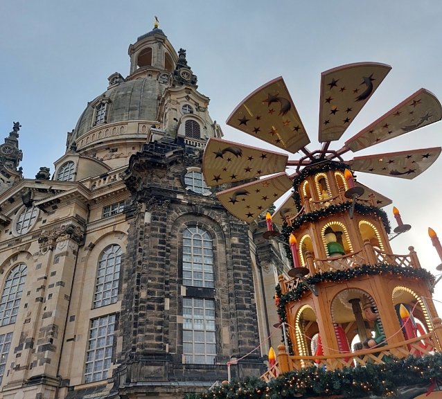 Bild: Weihnachtspyramide und Frauenkirche in Dresden