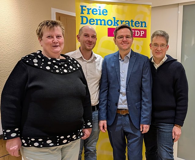 Bild: v.l.: Antje Ruppe (FDP Kyffh&auml;userkreis), Martin Miethlau (Kreisvorsitzender FDP Eichsfeld), Marcel Hardrath (Direktkandidat), Claus Peter Ro&szlig;berg (Kreisvorsitzender FDP Nordhausen)