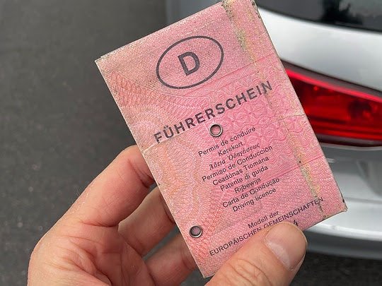 Bild: Der Papier-F&uuml;hrerschein weicht einheitlichen Scheckkarten