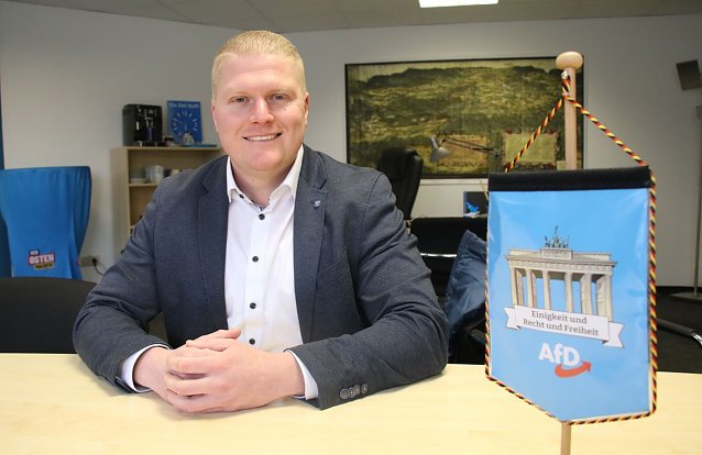 Bild: Kandidat Christopher Dr&ouml;&szlig;ler im B&uuml;ro der AfD in Nordhausen
